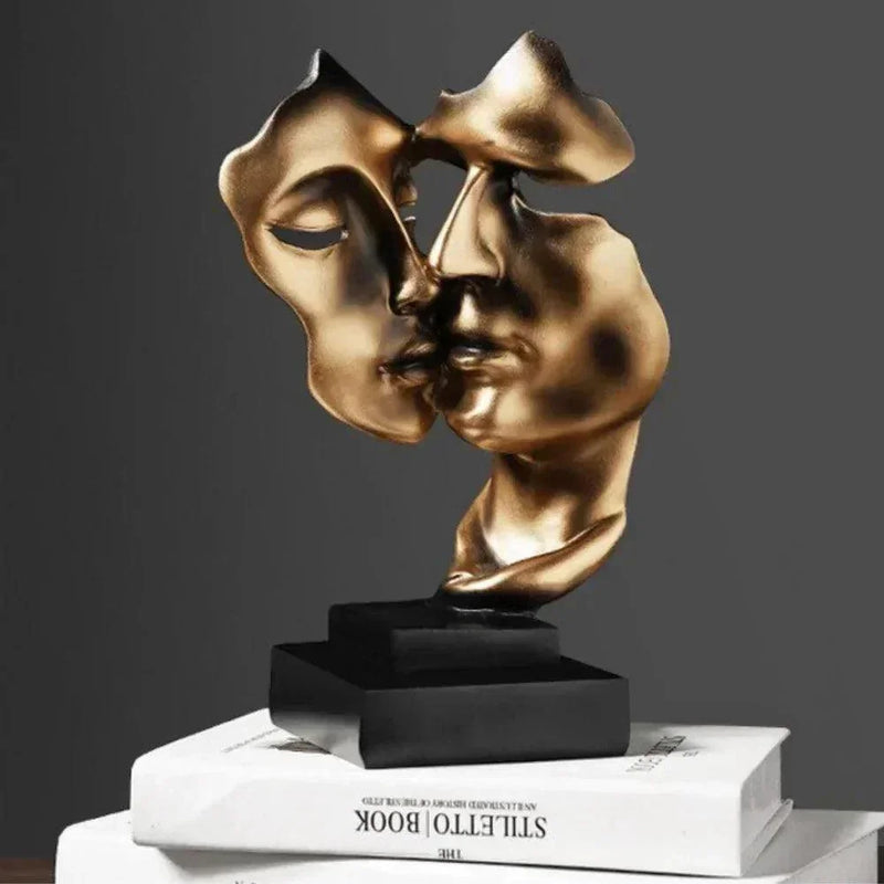 Escultura "O Beijo de Ouro"